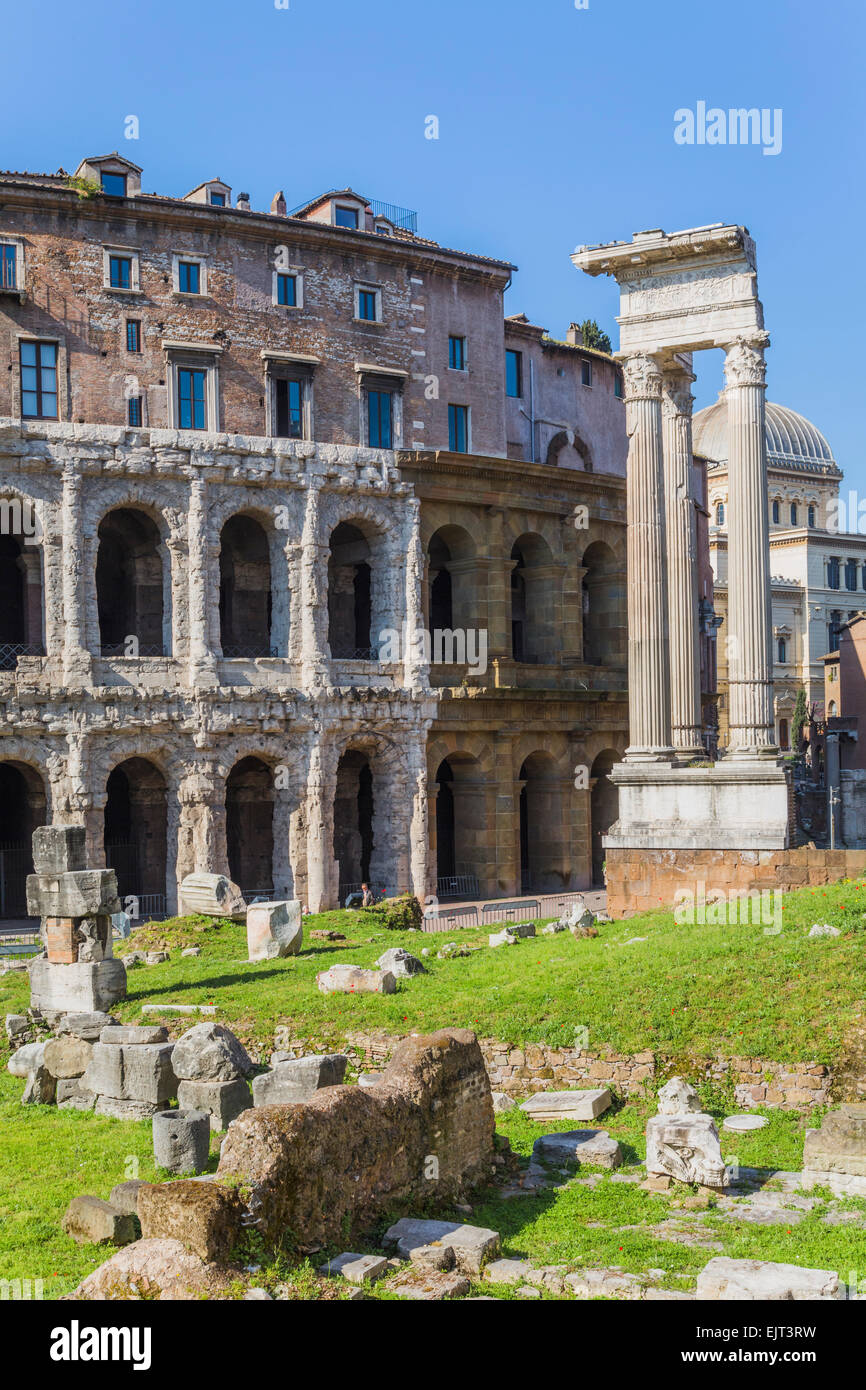 Rom, Italien.  Das Theater des Marcellus, links, und der Tempel des Apollo, rechts. Stockfoto