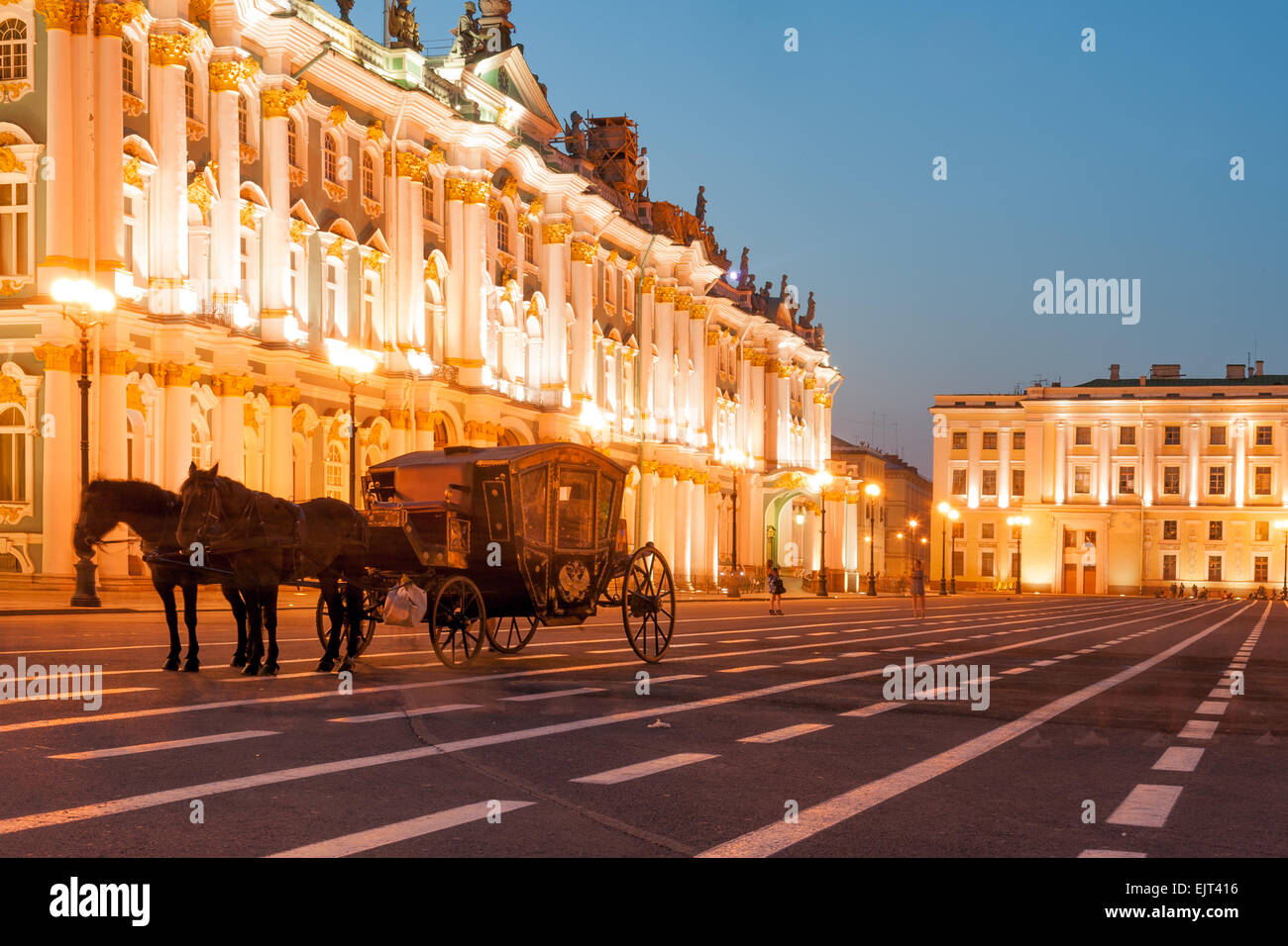 Kutschfahrt durch den Winterpalast auf dem Schlossplatz, Sankt Petersburg, Russland Stockfoto