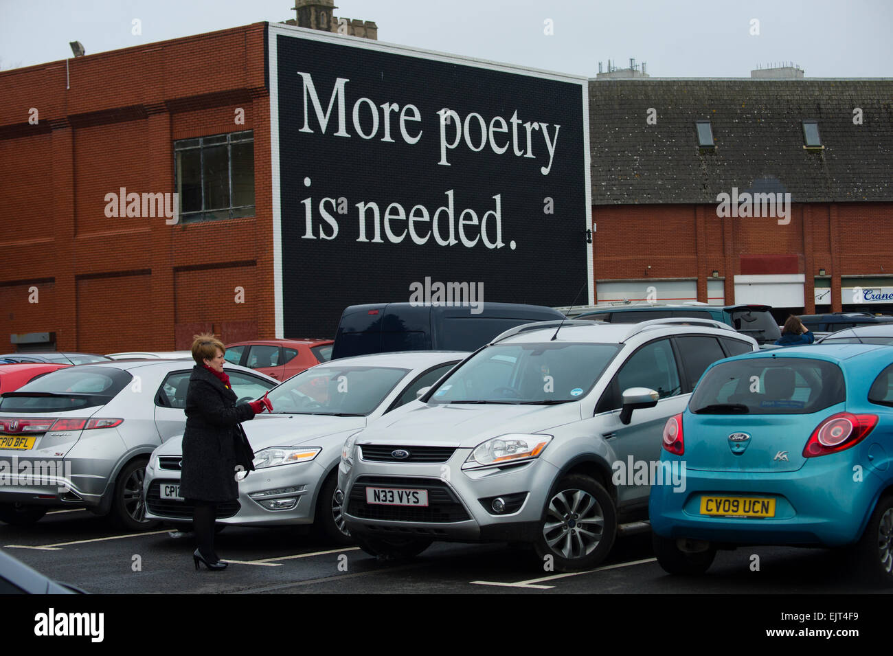 "Mehr Poesie ist notwendig" Plakat-Kunst im öffentlichen Raum von Jeremy Deller in St Marys Parkplatz Swansea Stadtzentrum, Wales UK Stockfoto