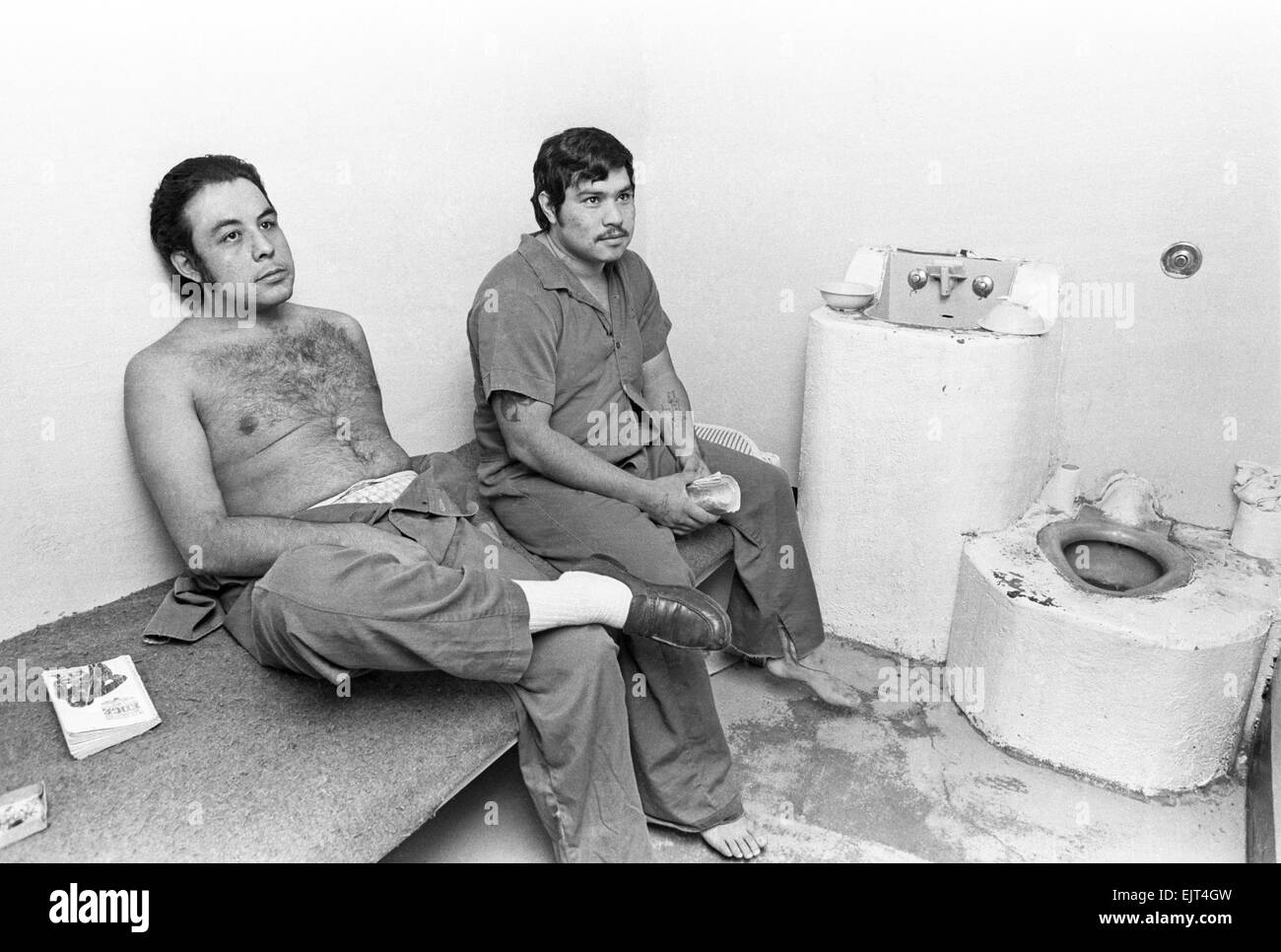 Insassen in überfüllten Zellen an der New Mexico State Prison in der Nähe von Santa Fe im Jahre 1979. Stockfoto