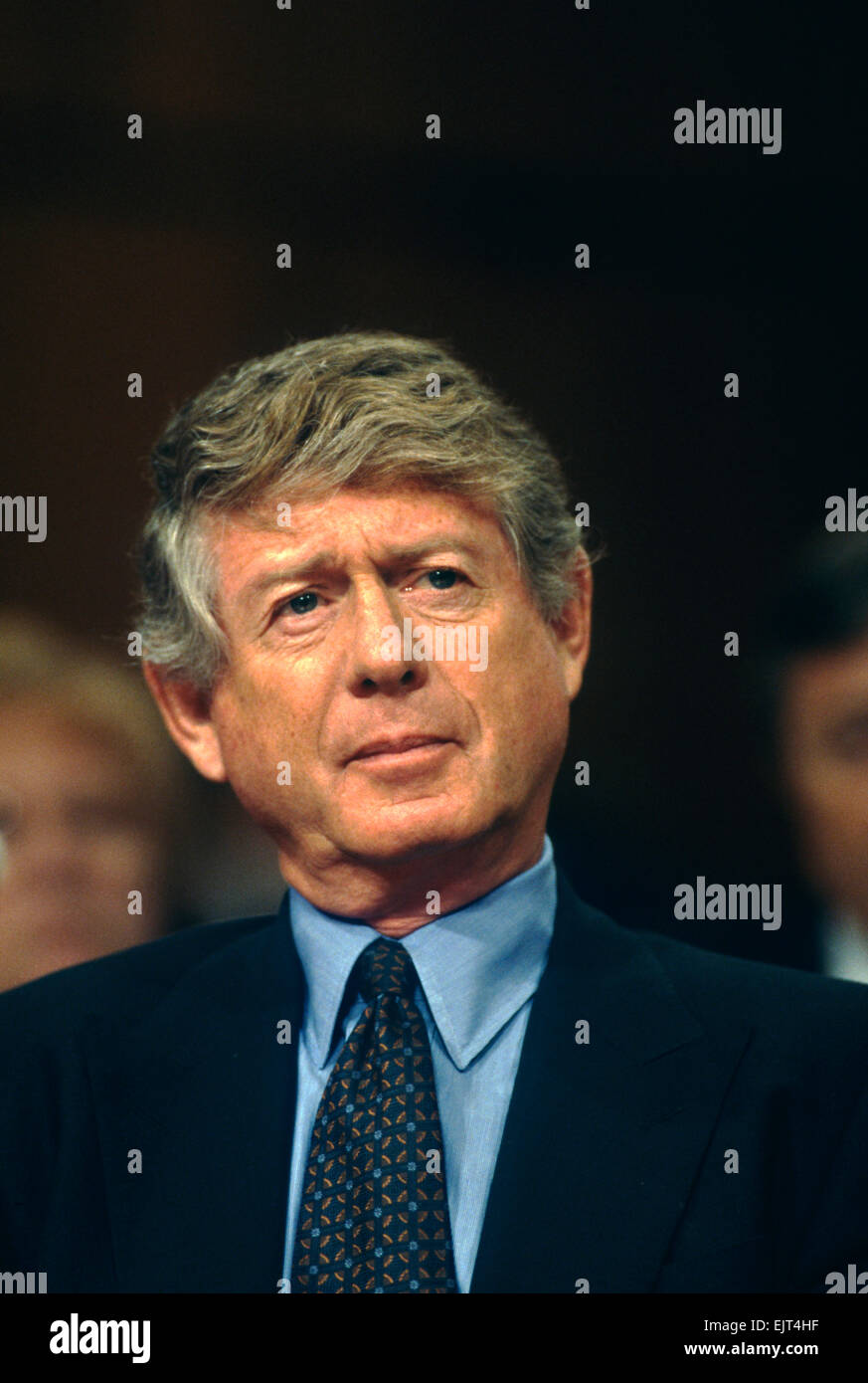 Fernseh-Journalisten Ted Koppel bezeugt im Senate Select Committee on Intelligence 17. Juli 1996 in Washington, DC.  Die Anhörungen untersucht die Central Intelligence Agency-Politik auf die Verwendung von Journalisten als Abdeckung für nachrichtendienstliche Operationen Stockfoto