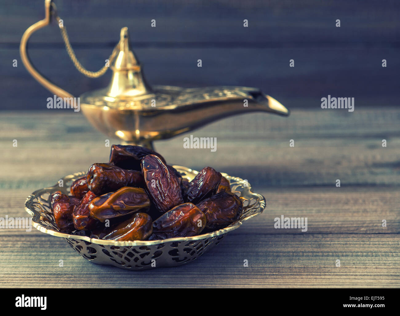 Termine und goldenen arabischen Lampe auf hölzernen Hintergrund. Orientalisches Essen. Retro-Stil getönt Bild. Selektiven Fokus Stockfoto