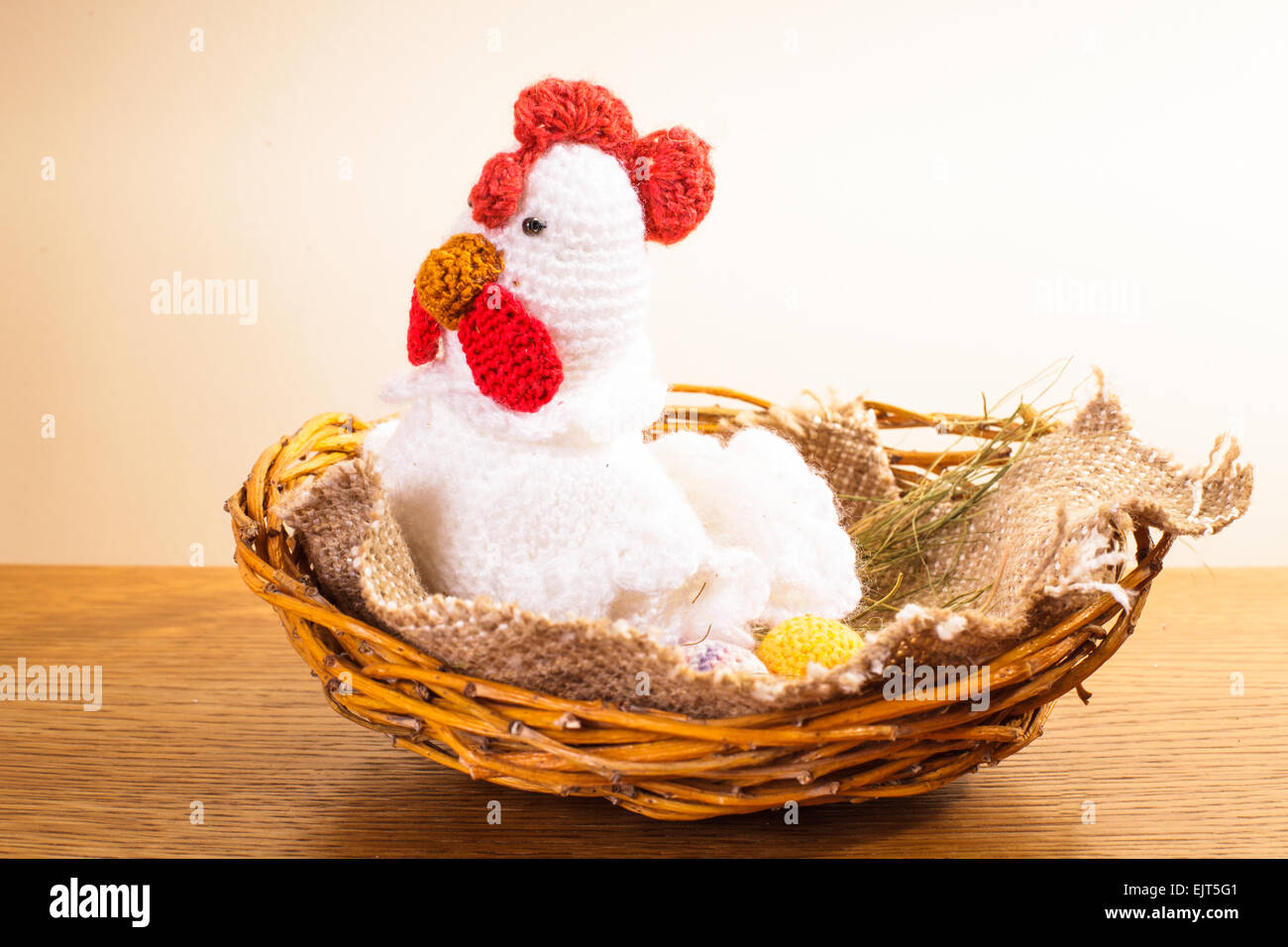 Häkeln Sie Huhn mit Eiern im Nest. Osterschmuck Stockfoto