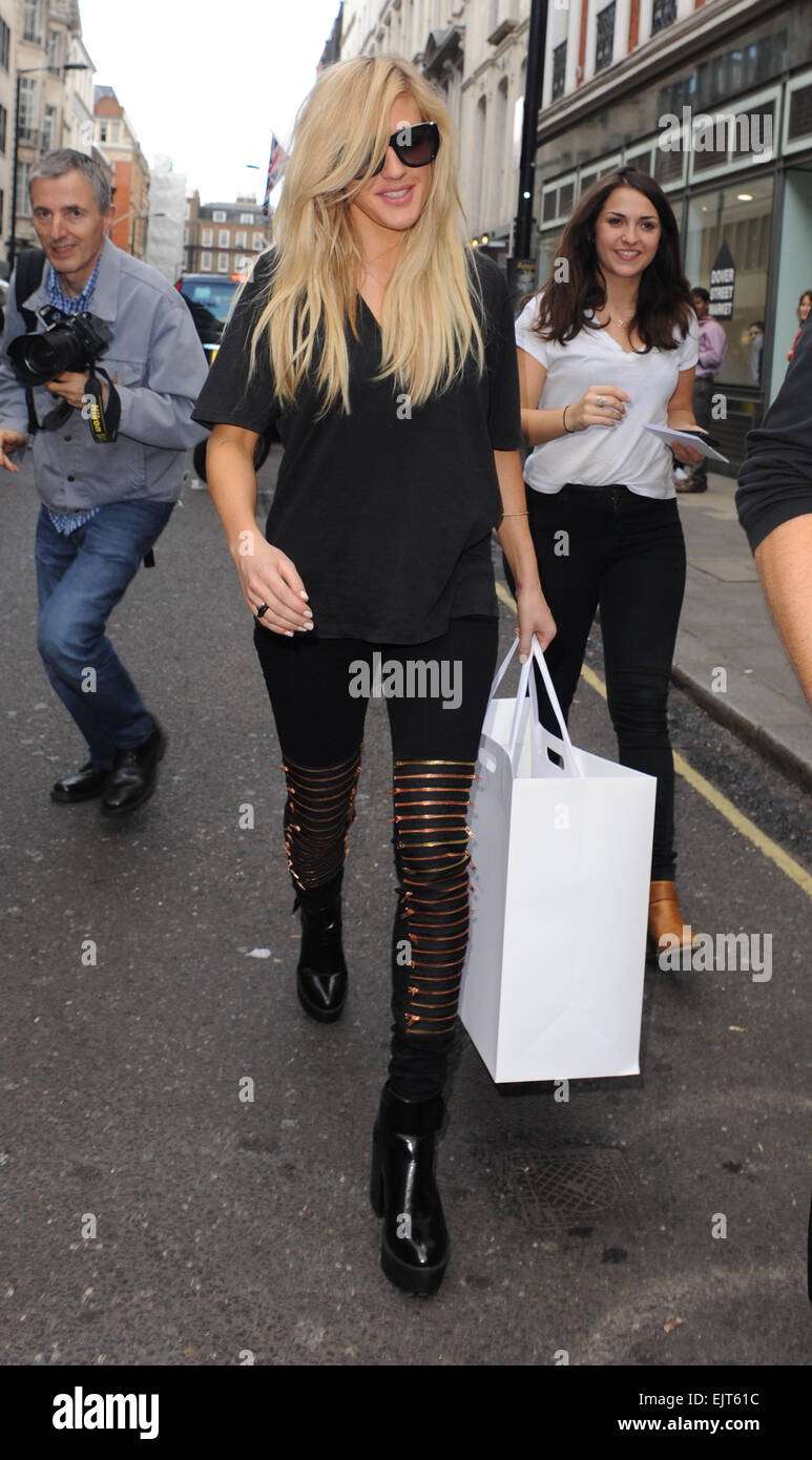 Ellie Goulding beschmutzt BBC Radio 1 zu verlassen und dann Einkaufen bei Chloé, Akne und Victoria Beckhams neuer Shop, bevor Sie zu ihrem Freund Dougie Poynter Featuring erfüllen: Ellie Goulding wo: London, Vereinigtes Königreich bei: 26 Sep 2014 Stockfoto