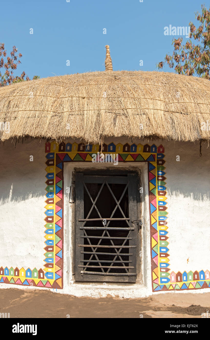 Traditionelle Meghwal Banni Tribal House aus Gujarat, bewahrt in Shilpgram Kunsthandwerk Dorf in der Nähe von Udaipur, Indien Stockfoto