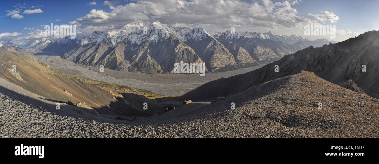Malerische Panorama der Tal- und Bergstation Gipfel im Tien-Shan-Gebirge in Kirgisistan Stockfoto