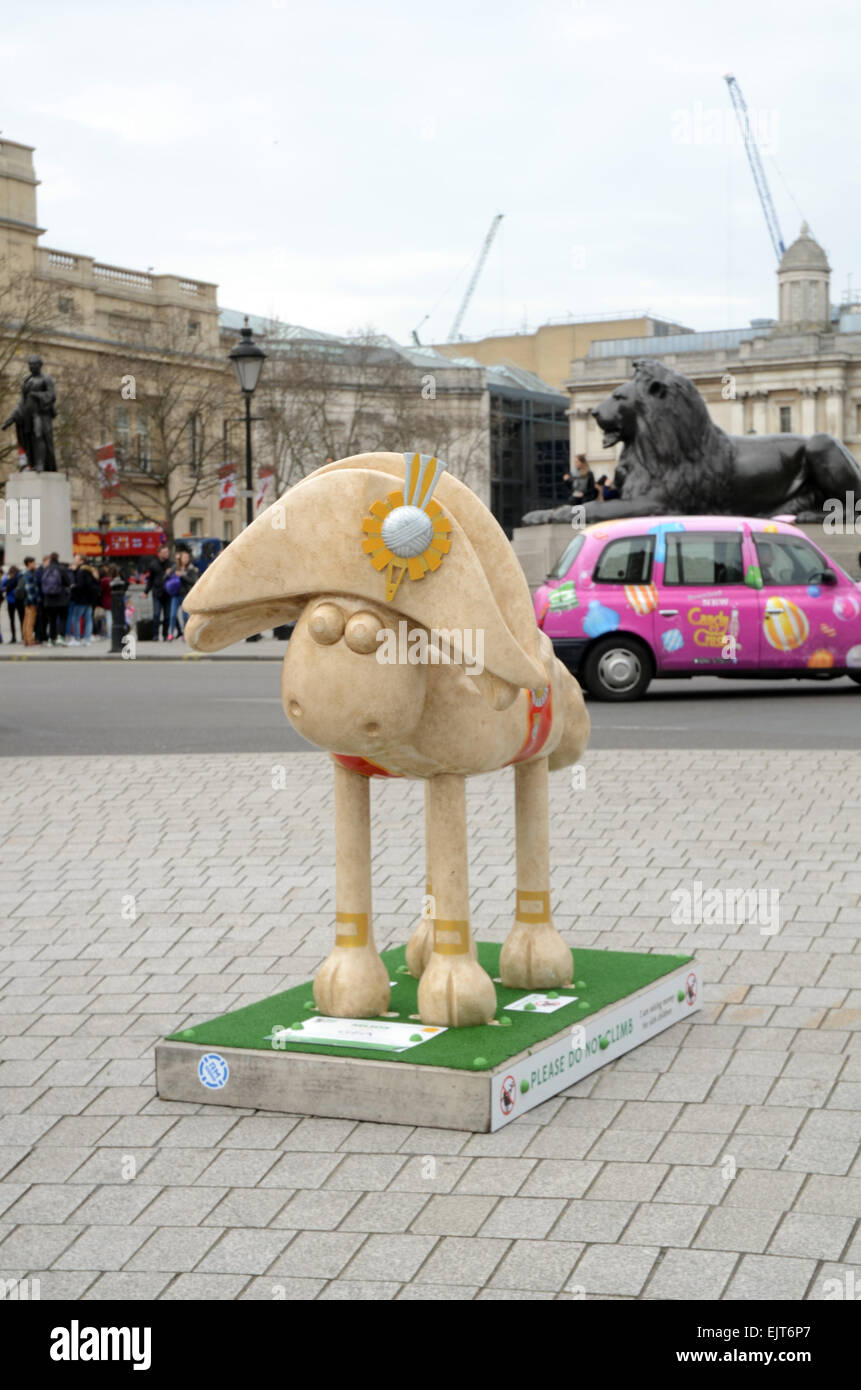 London, UK, 31. März 2015, errichtet 50 Themen Statuen, die Förderung des Films Shaun das Schaf auf Londons berühmten touristischen Punkten. Dieses ist gegenüber dem Trafalgar Square und Nelson Spalte. Der Shaun in The City Appell ist der neueste Spendenaktion organisiert durch die Bristol Kinder Krankenhaus Grand Appeal und knüpft an den enormen Erfolg von Gromit Unleashed Skulpturenweg. Die Skulpturen werden auf dem Display für 8 Wochen. Bildnachweis: JOHNNY ARMSTEAD/Alamy Live-Nachrichten Stockfoto