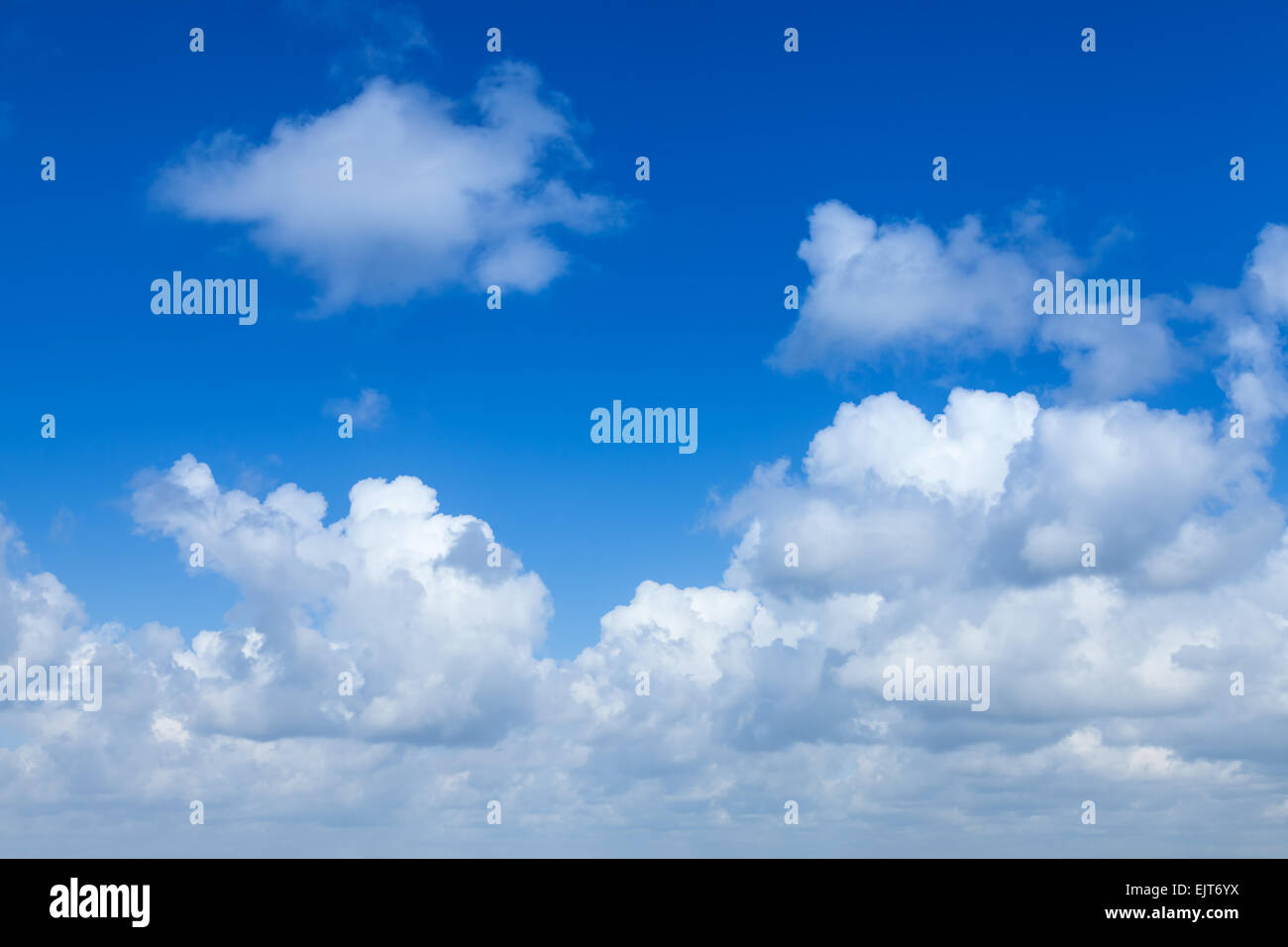 Strahlend blauer Himmel mit weißen Wolken Stockfoto