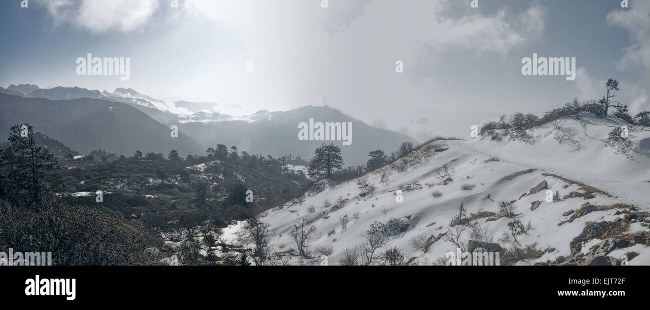 Malerische Aussicht bewölkt Berge in der Region von Arunachal Pradesh, Indien Stockfoto