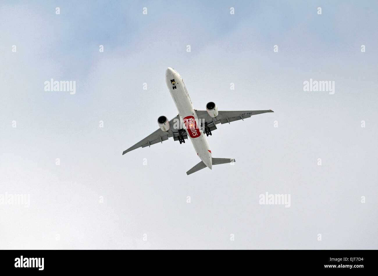 Emirate Flugzeug überfliegen Clydebank immer bereit, Glasgow Airport landen Stockfoto