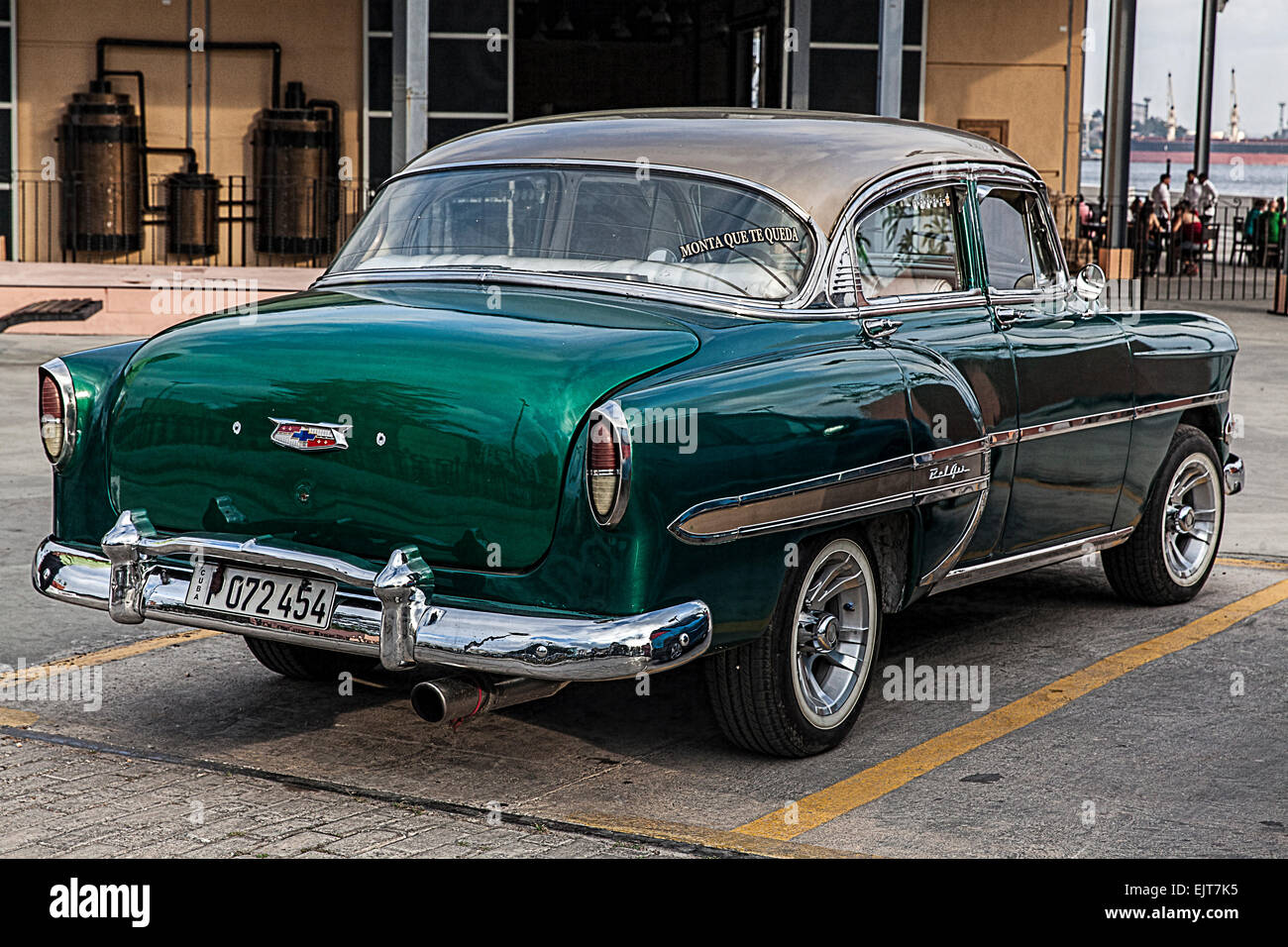 Alte grüne amerikanischen Chevrolet parkten in der Nähe des Hafens in Havanna in Kuba und restauriert, um wie neu aussehen. Stockfoto