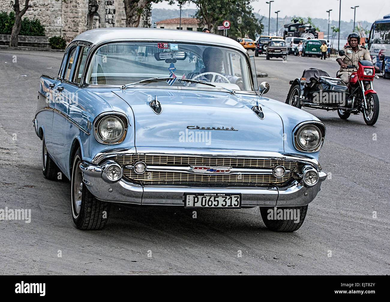 Leichte blaue Chevrolet amerikanische Oldtimer in Havanna Kuba mit einem alten Motorrad Stockfoto