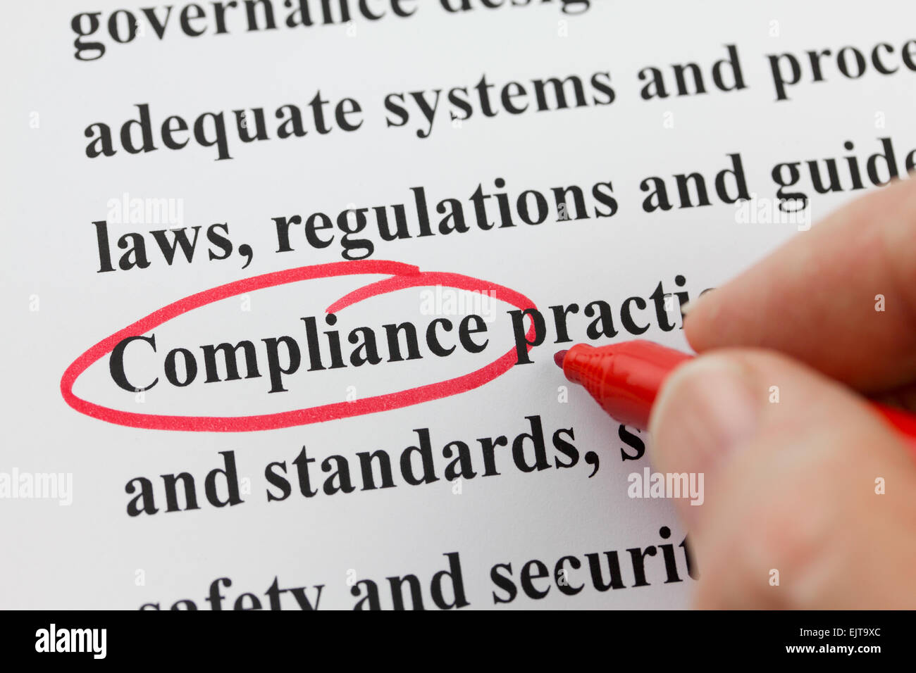 Wort Compliance eingekreist von Hand mit rotem Stift. Stockfoto