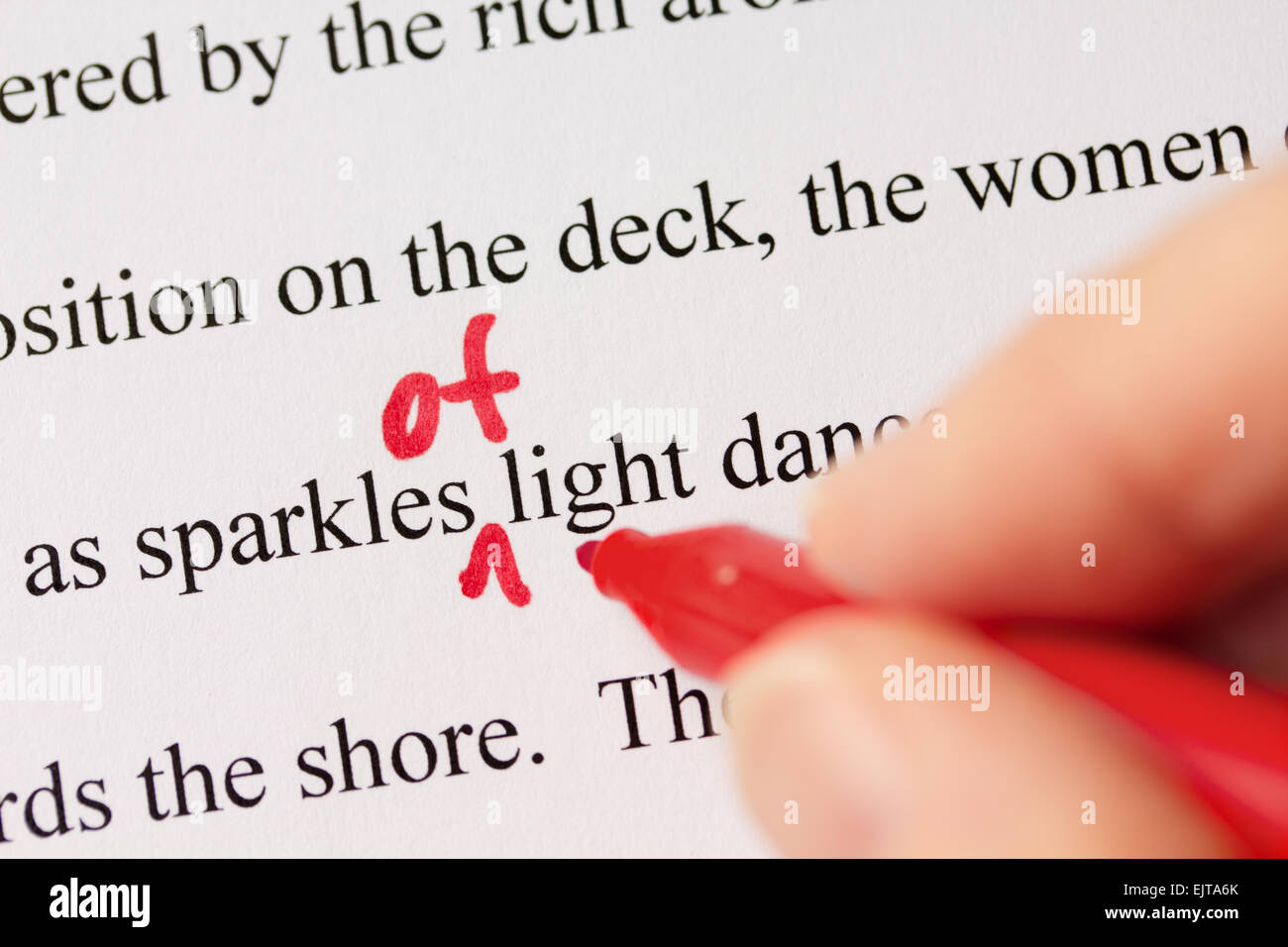 Hand mit rotem Stift Korrekturlesen Dokument Text Closeup Stockfoto
