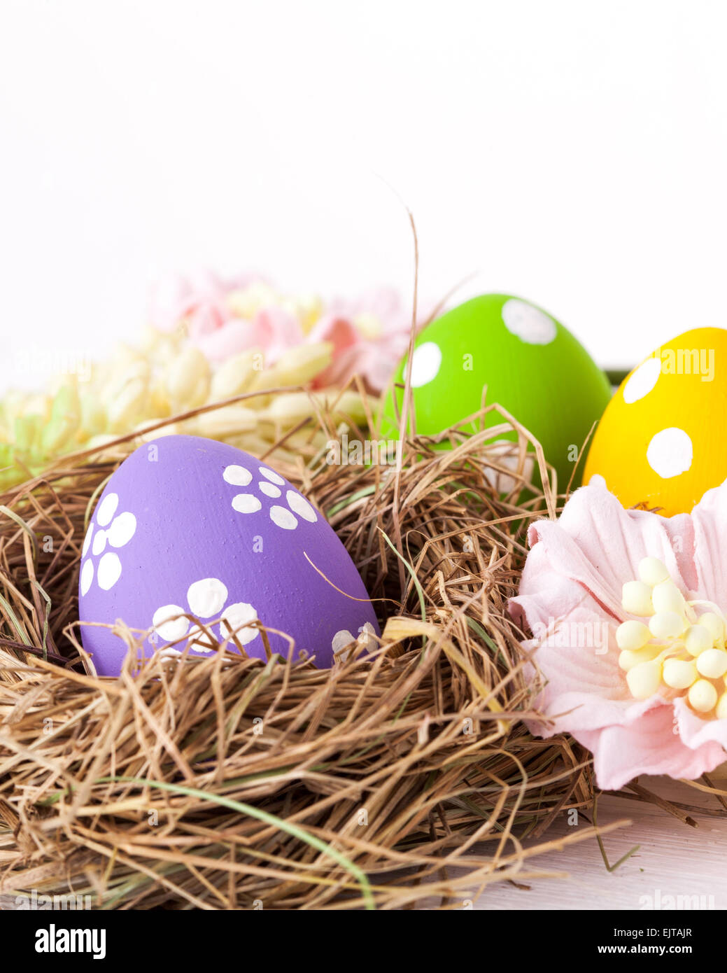 Bunte Ostereier mit weißen Punkten Stockfoto