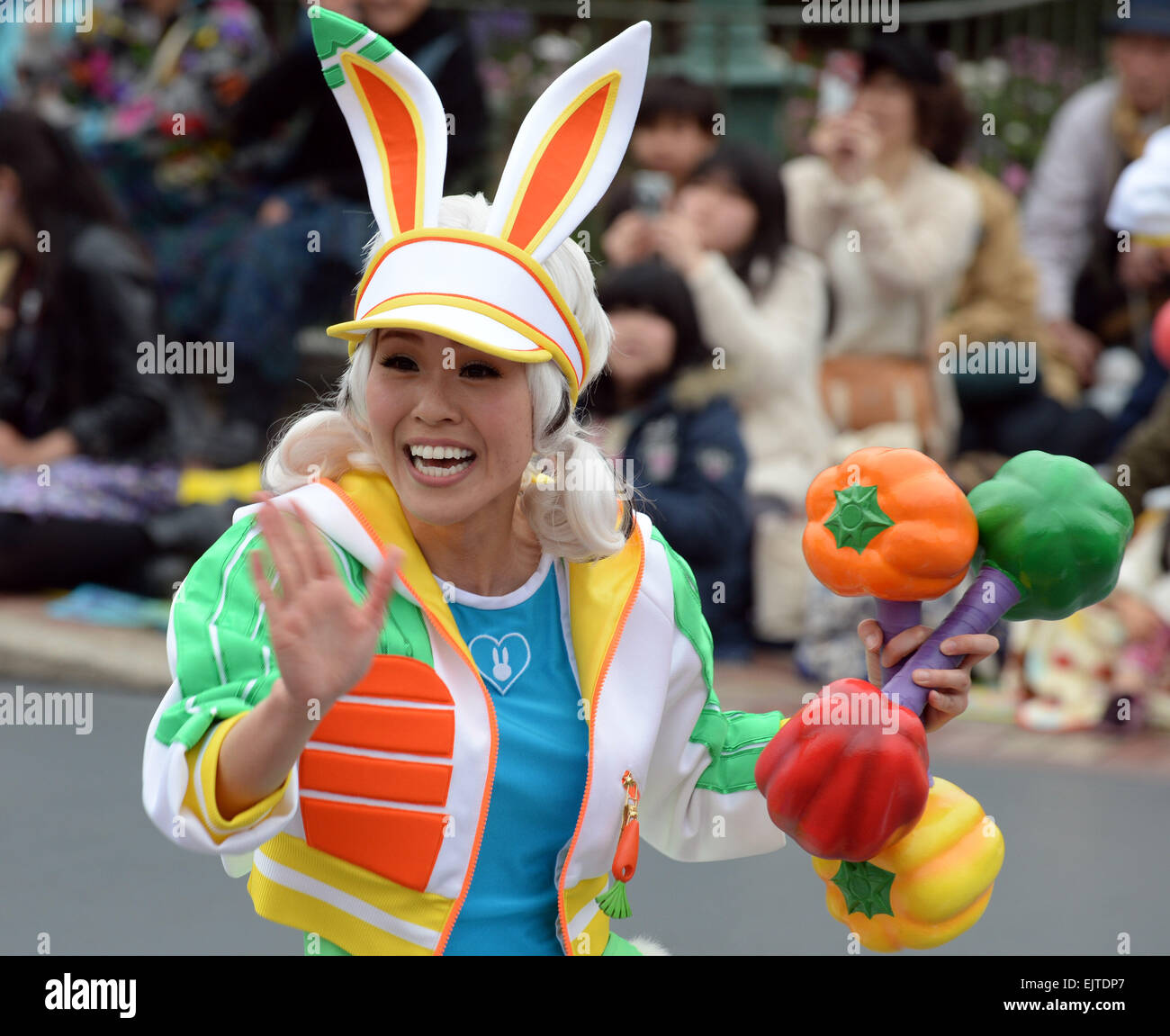 Tokio, Japan. 1. April 2015. Eine Schauspielerin führt in einer Parade in Tokyo Disneyland in Tokio, 1. April 2015. Bildnachweis: Ma Ping/Xinhua/Alamy Live-Nachrichten Stockfoto