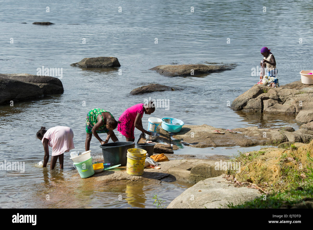 Kastanienbrauner Frauen Wäsche waschen in der oberen Suriname River, Surinam Stockfoto