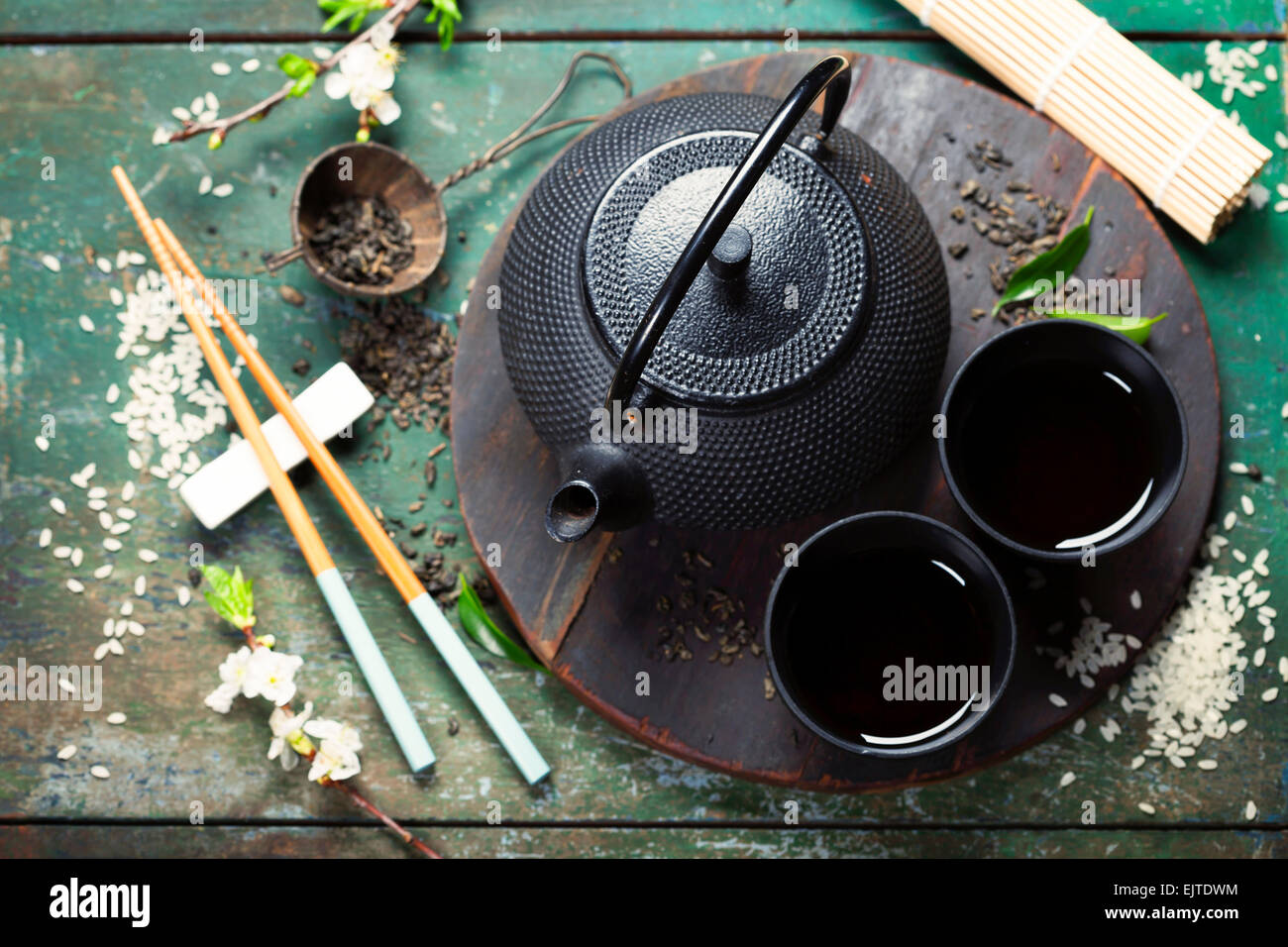 Chinesische Tee-Set und Stäbchen auf rustikalen Holztisch Stockfoto