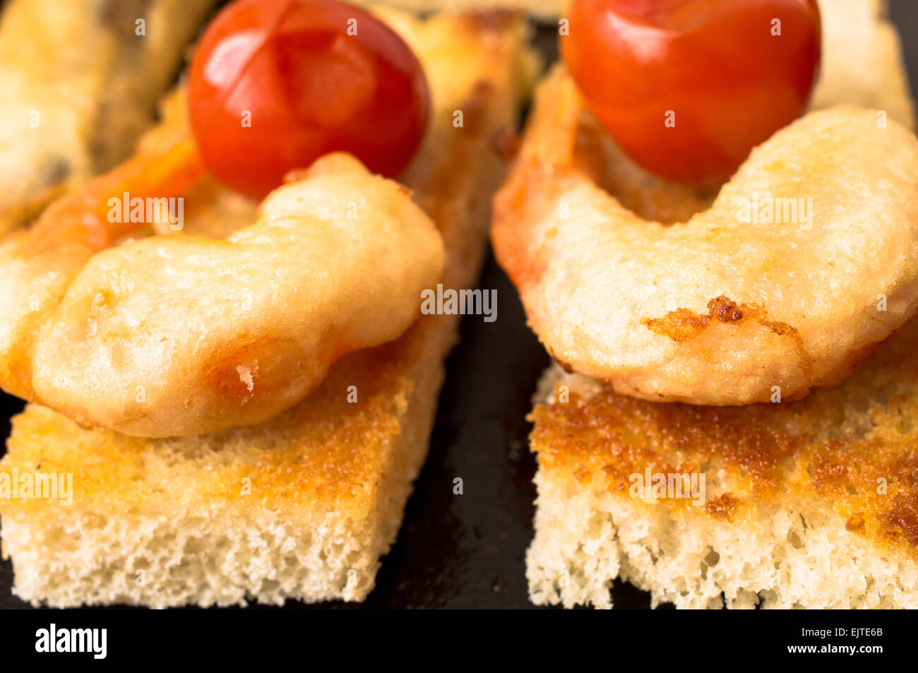 Vorspeise-Garnelen-Tempura mit Cherry-Tomaten auf toast Stockfotografie ... Vorspeise-Garnelen-Tempura mit Cherry-Tomaten auf toast Stockfotografie ...
