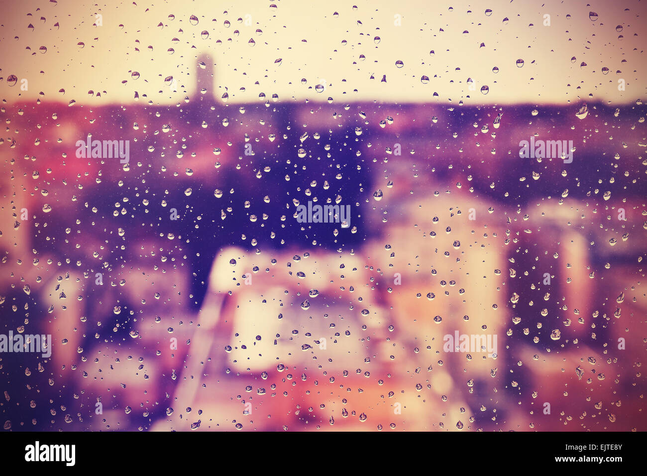 Zusammenfassung Hintergrund machte der Regen tropft auf Fenster. Stockfoto