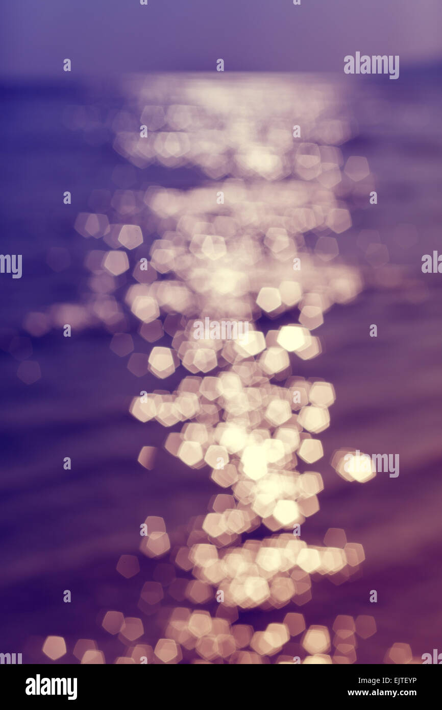 Verschwommene Spiegelung im Wasser, Bokeh hellen abstrakten Hintergrund. Stockfoto