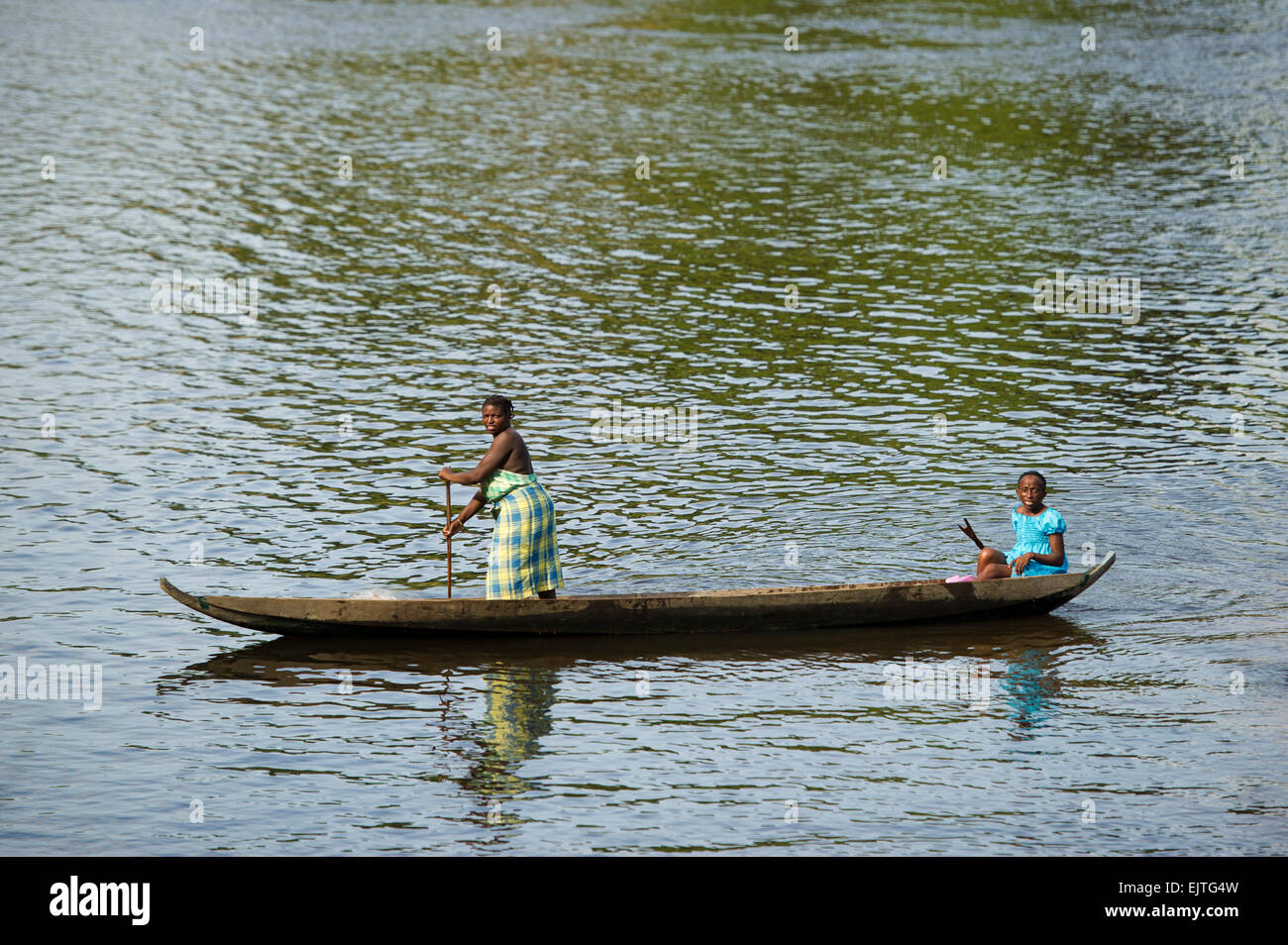 Kastanienbrauner Frauen Angeln an der oberen Suriname River, Surinam Stockfoto