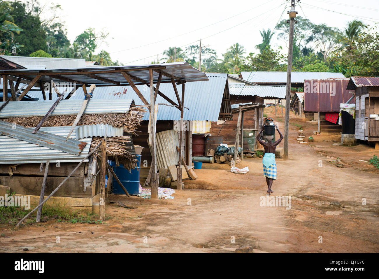 Kastanienbrauner Dorf an der oberen Suriname River, Surinam Stockfoto