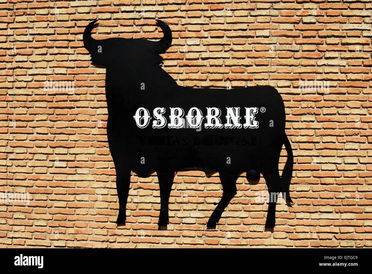 Osborne-Motiv auf der Seite die Osborne Bodega (Bodega El Tiro), El Puerto de Santa María, Provinz Cadiz, Andalusien, Spanien. Stockfoto