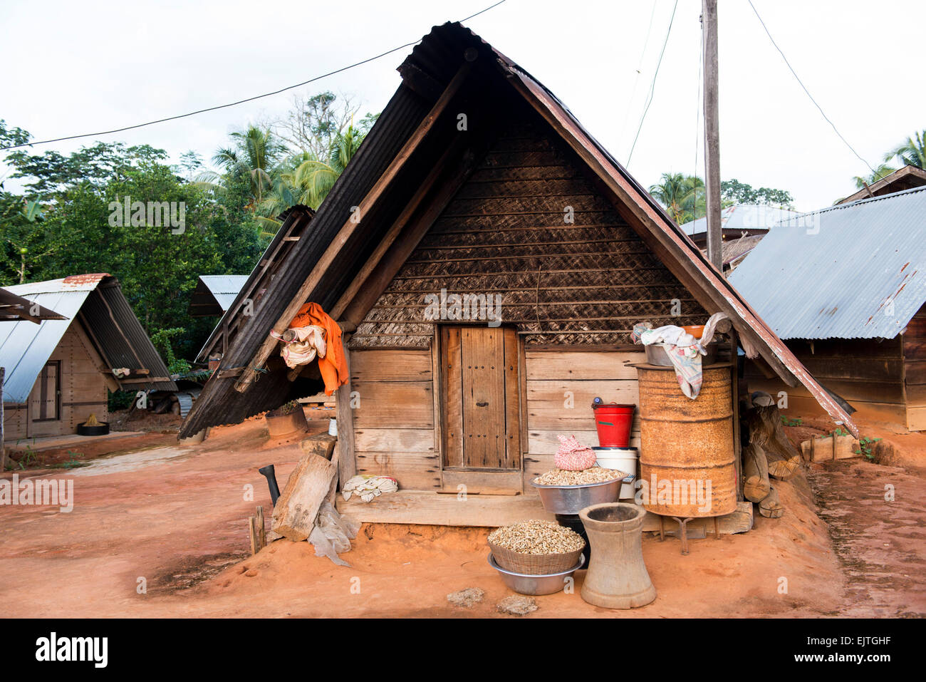 Gehöft in einem braunen Dorf an der oberen Suriname River, Surinam Stockfoto