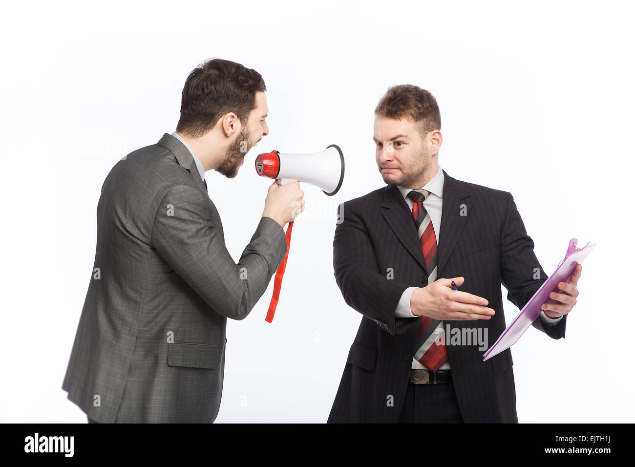 Streit zwischen Geschäftsleuten, eine mit Megaphon und eine mit Klemmbrett, auf weißem Hintergrund Stockfoto