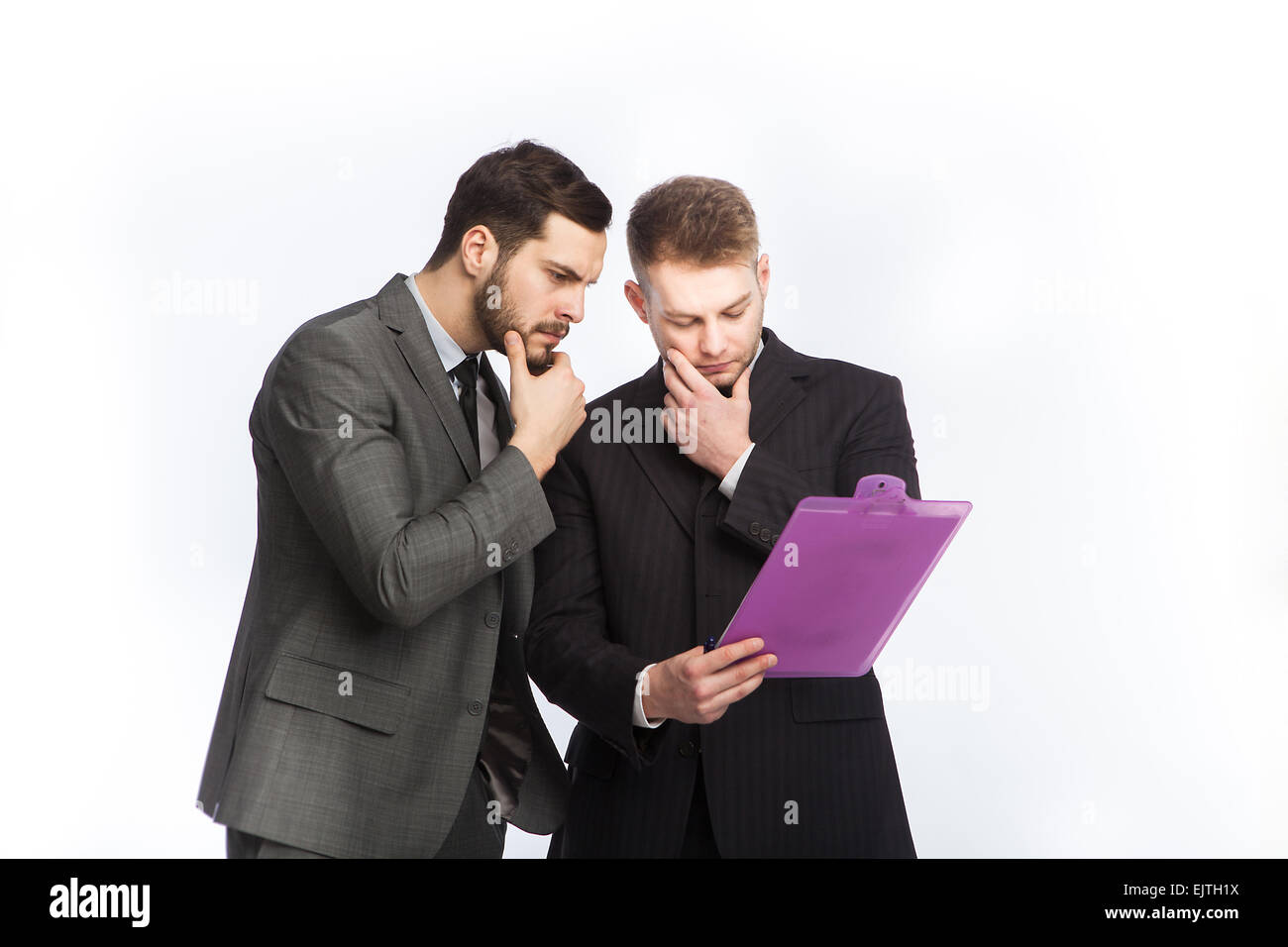 betreffenden Unternehmer mit Bericht in Händen auf weißem Hintergrund Stockfoto