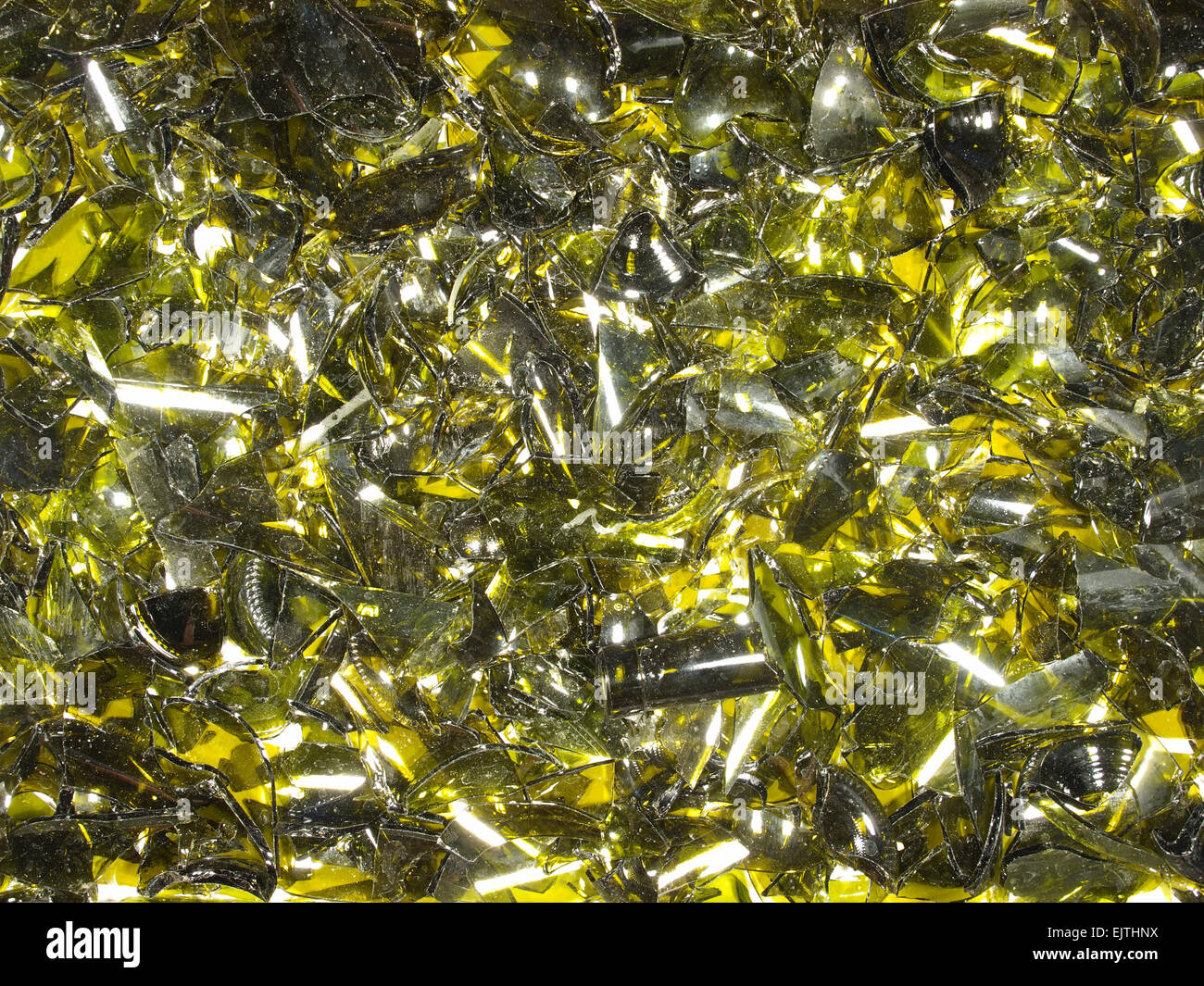 Hintergrund von zerbrochenem Glasflaschen braun. Stockfoto