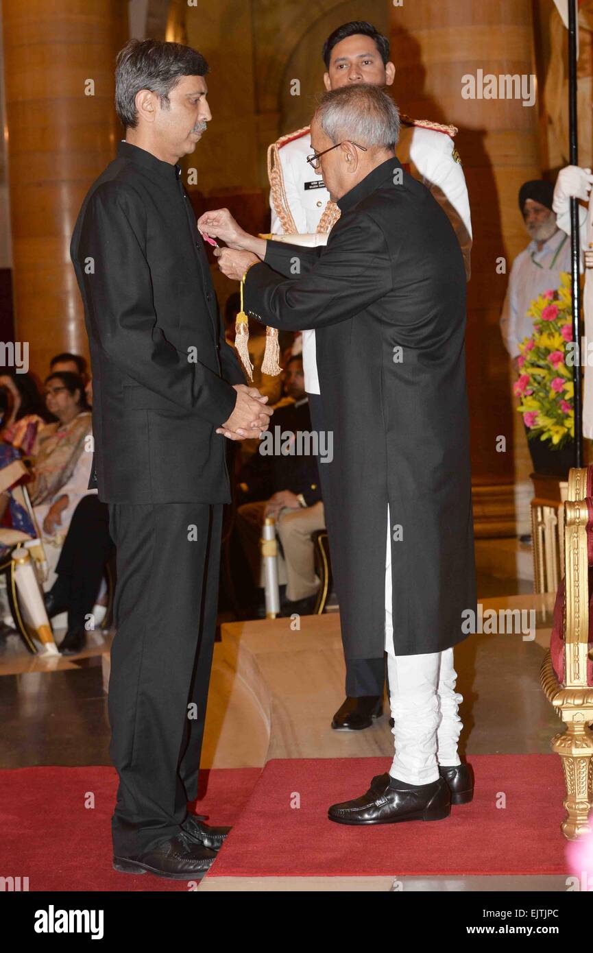 Kolkata, Indien. 30. März 2015. Der Präsident von Indien, Shri Pranab Mukherjee, präsentiert den Bharat Ratna am späten Pandit Madan Mohan Malaviya (posthum) & präsentiert auch die Padma Awards in Rashtrapati Bhavan. © Bhaskar Mallick/Pacific Press/Alamy Live-Nachrichten Stockfoto