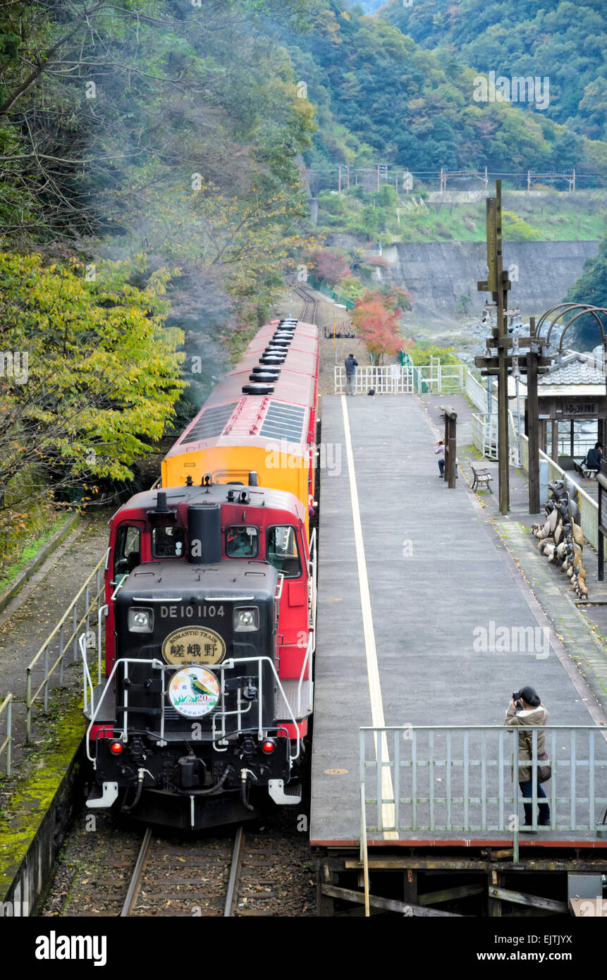 Alten Stil Zug auf eine szenische Eisenbahn in Japan Stockfoto