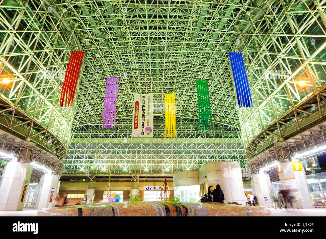 Beeindruckende Stahl Gitter über dem beeindruckenden Eingang zum Bahnhof Kanazawa, Ishikawa, Japan; Japanische postmoderne Architektur; moderne; zeitgenössische Stockfoto