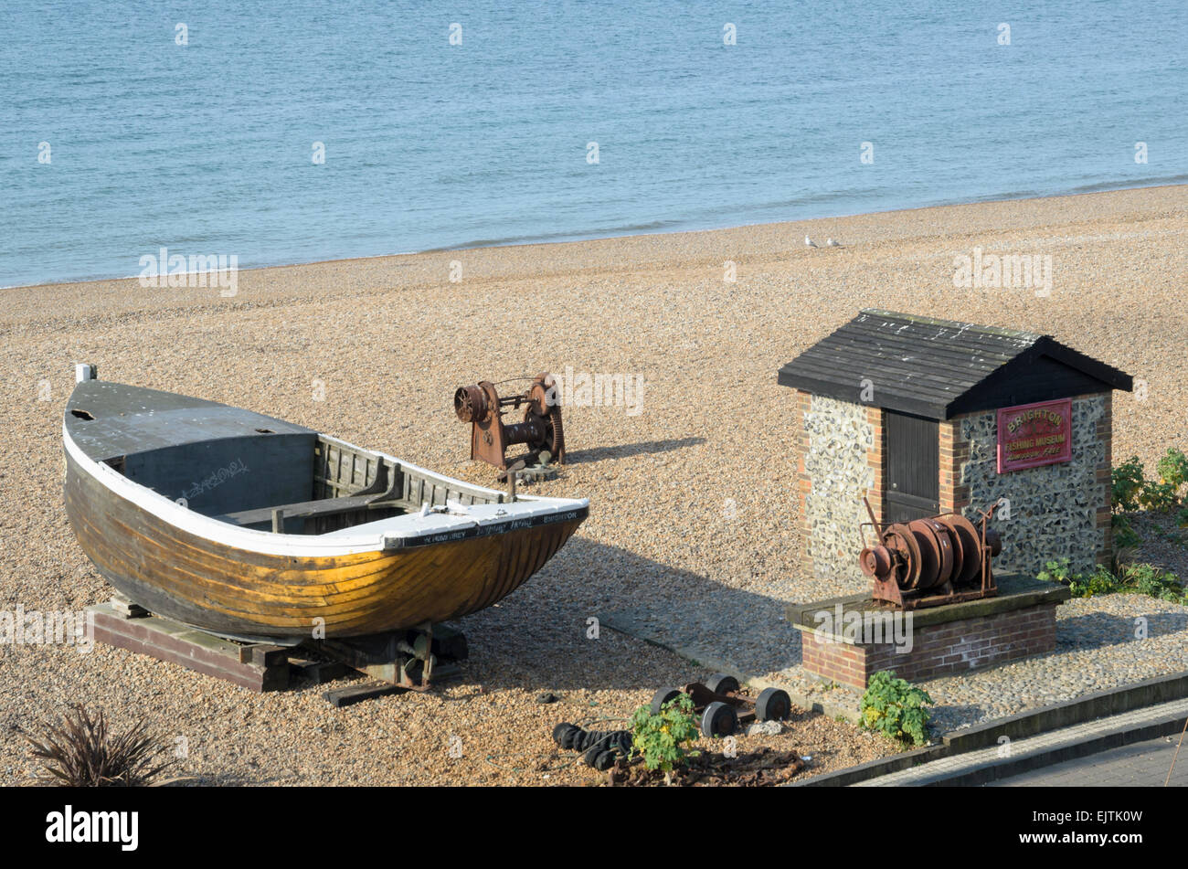 Altes Fischerboot und Hütte am Strand. Stockfoto