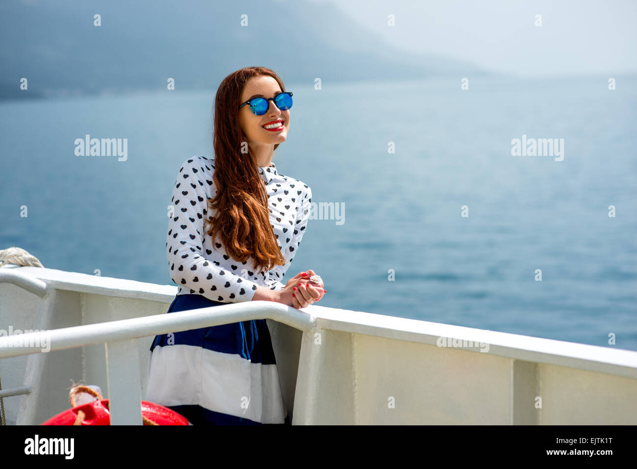 Frau auf Kreuzfahrtschiff oder Fähre Stockfoto