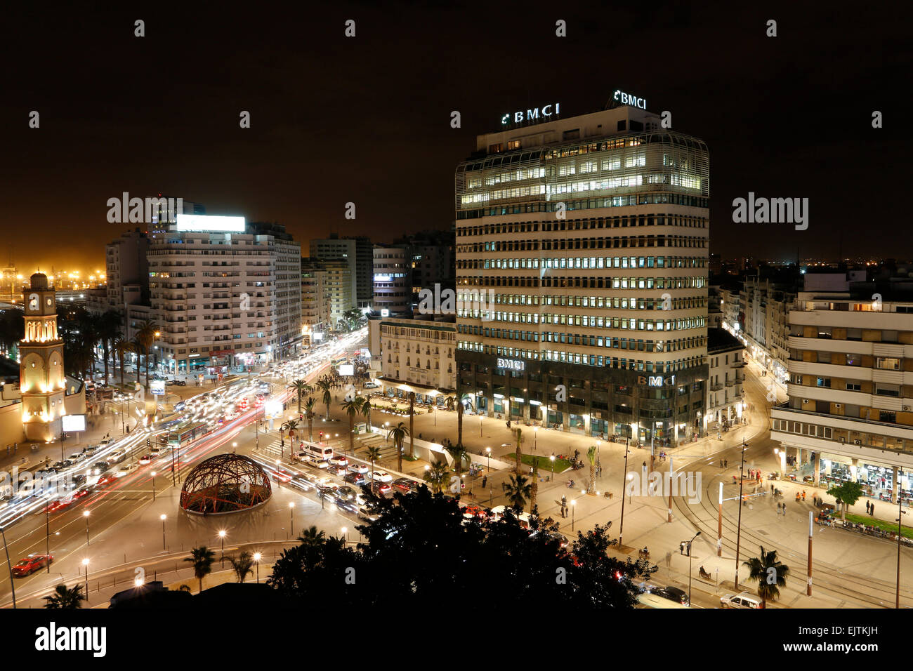 Abend am Place des Nations-Unies, Uhrturm und Zevaco Globus, alten Medina, Casablanca, Marokko Stockfoto