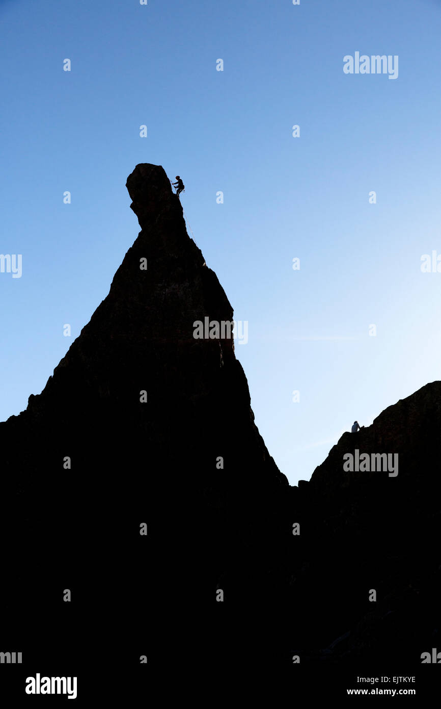 Bergsteiger auf einer Klippe im Abendlicht bei Savoyer Alpen, Hintergrundbeleuchtung, Chamonix, Frankreich Stockfoto