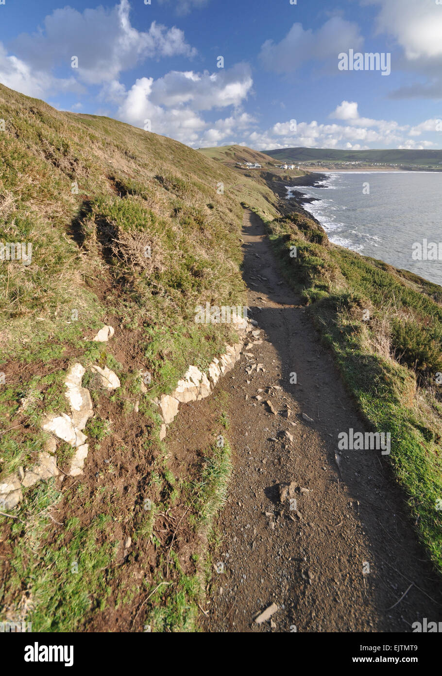 Südwestküste-Wanderweg in der Nähe von Baggy Punkt Landzunge blickt zurück, Lügner, North Devon, England Stockfoto