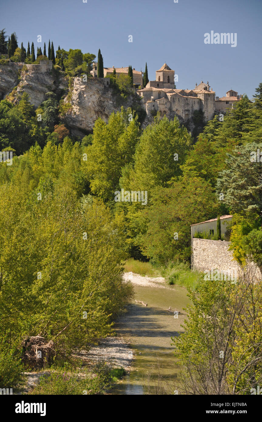 (Haute-Ville) mittelalterliche Stadt bei Vaison La Romain, erbaut auf einem Felsen über dem Fluss Ouvèze, in Vancluse, Provence, Franken Stockfoto