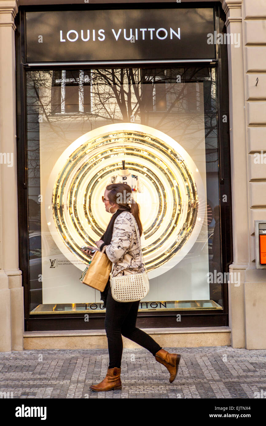 Louis Vuitton, Fashion Store in Prag Parizska Straße einkaufen, Altstadt, Tschechische Republik Stockfoto