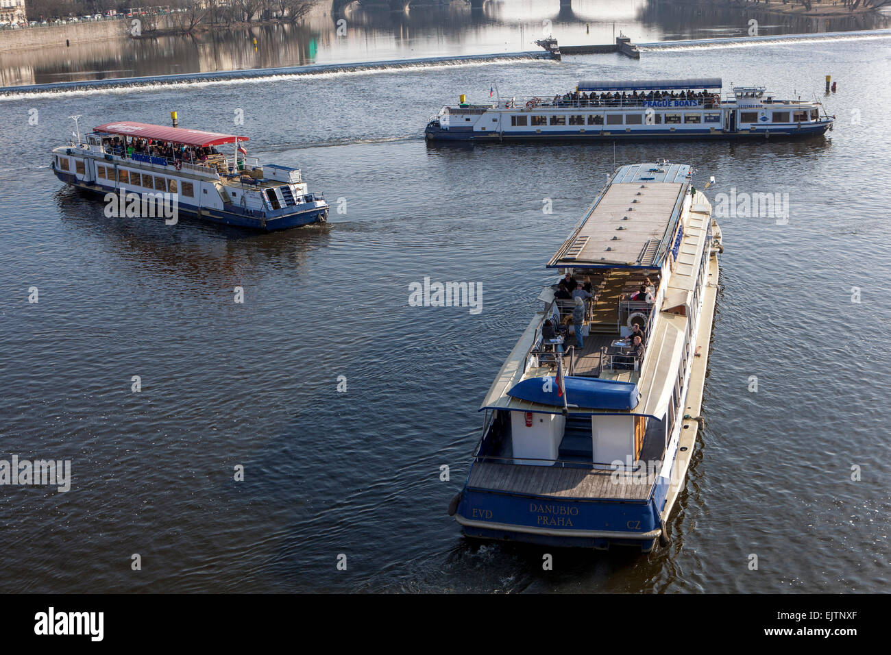 Freizeit Kreuzfahrtschiffe auf der Moldau unter der Karlsbrücke, Prag Tschechische Republik Stockfoto