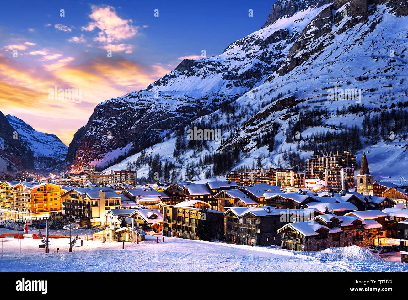 Berühmt und luxuriösen Ort des Val d ' Isère bei Sonnenuntergang, Tarentaise, Alpen, Frankreich Stockfoto