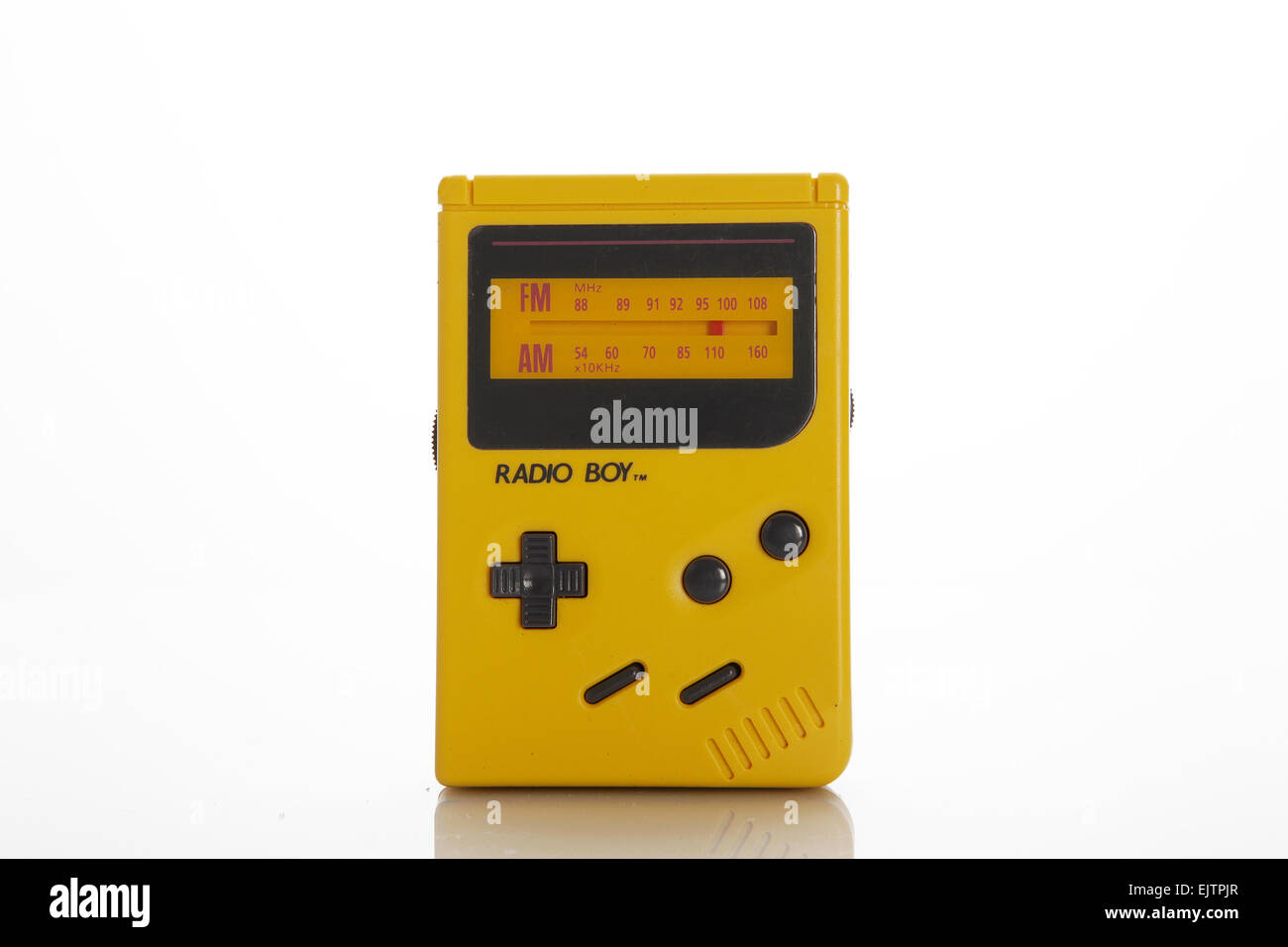 Alte gelbe nintendo Radio sender Schuß auf weiße studio Hintergrund Stockfoto