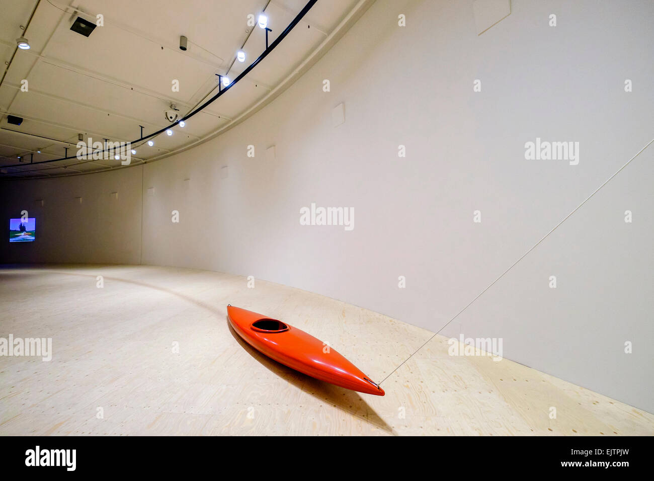 Künstler Roman Signer Installation langsam Bewegung in die Kurve Art Gallery, The Barbican, London Stockfoto