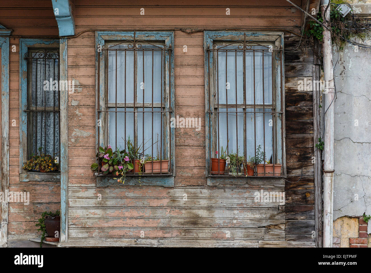 Alte hölzerne Haus Wandverkleidung und Fenster Stockfoto