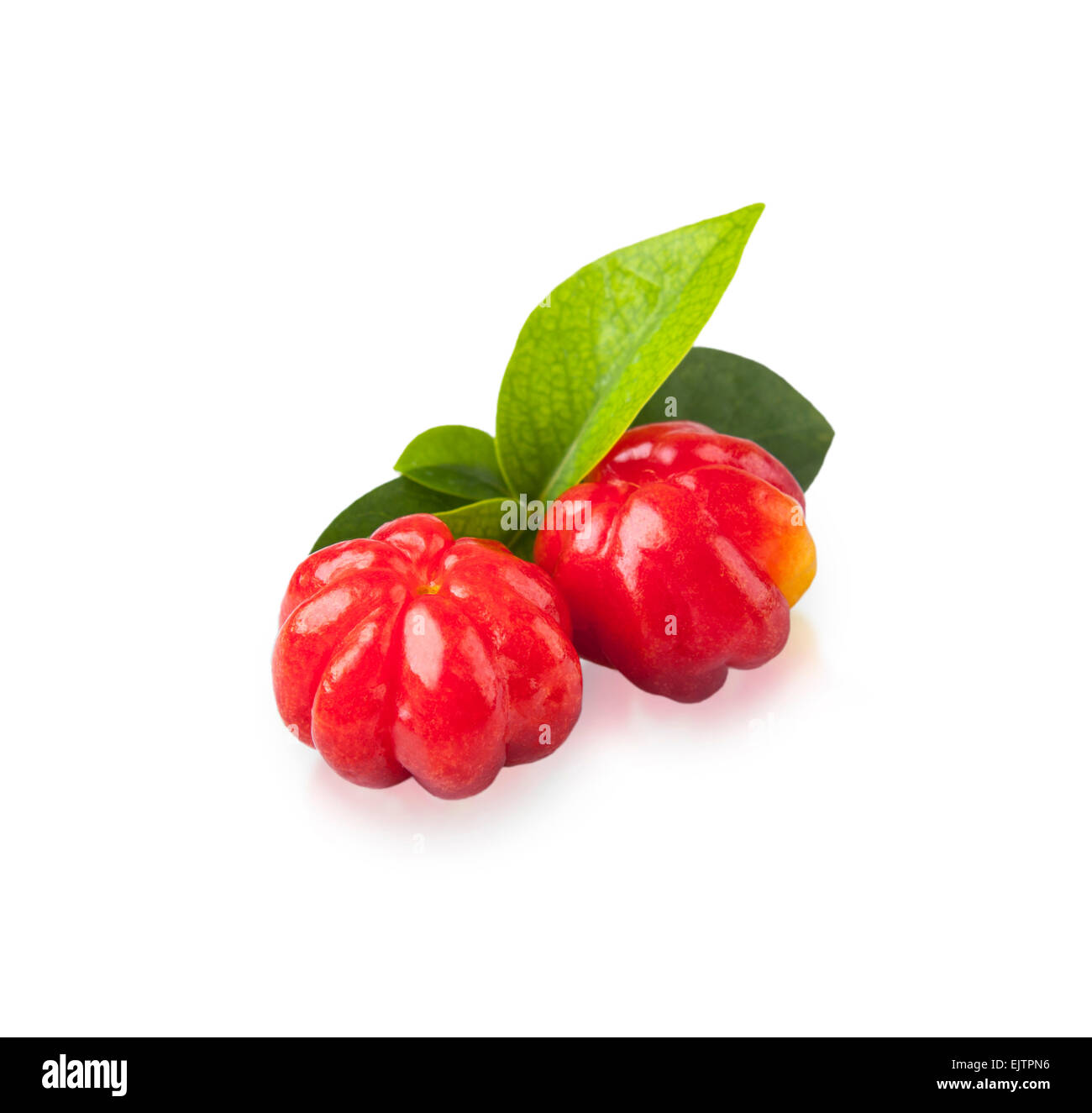 Tropische Früchte, auch genannt Surinam Kirsche, Cayenne Cherry, Pitanga oder brasilianische Kirsche, isoliert auf weiss Stockfoto