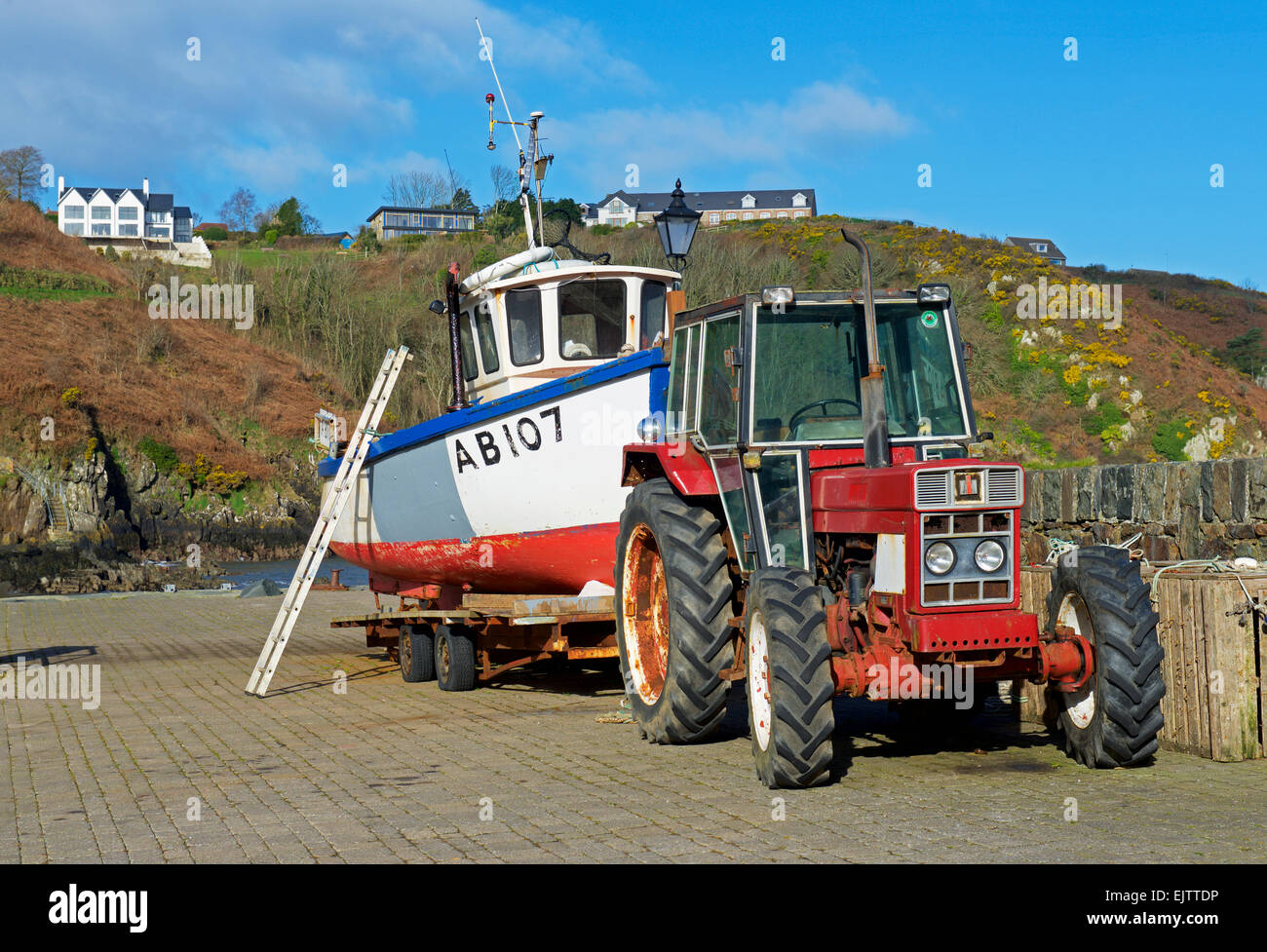 Fischerboot am Anhänger angebracht, Traktor, der Hafen an der unteren Fishguard, Pembrokeshiire, Wales UK Stockfoto