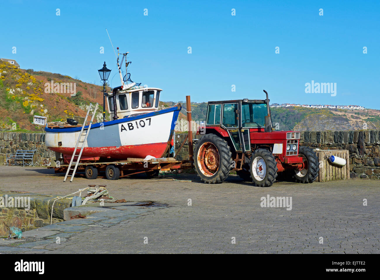 Fischerboot am Anhänger angebracht, Traktor, der Hafen an der unteren Fishguard, Pembrokeshiire, Wales UK Stockfoto
